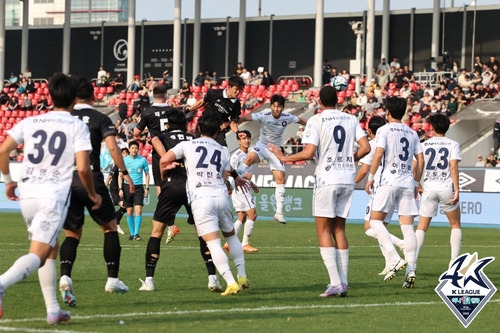 경합하는 성남, 충북청주 선수들 [한국프로축구연맹 제공. 재판매 및 DB금지]