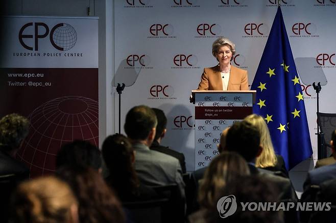 연설하는 EU 집행위원장 (브뤼셀 AFP=연합뉴스) 지난달 30일(현지시간) 벨기에 브뤼셀에서 열린 한 싱크탱크 행사에서 '대중국 관계'를 주제로 연설하는 우르줄라 폰데어라이엔 EU 집행위원장. 2023.4.1 photo@yna.co.kr [재판매 및 DB 금지]