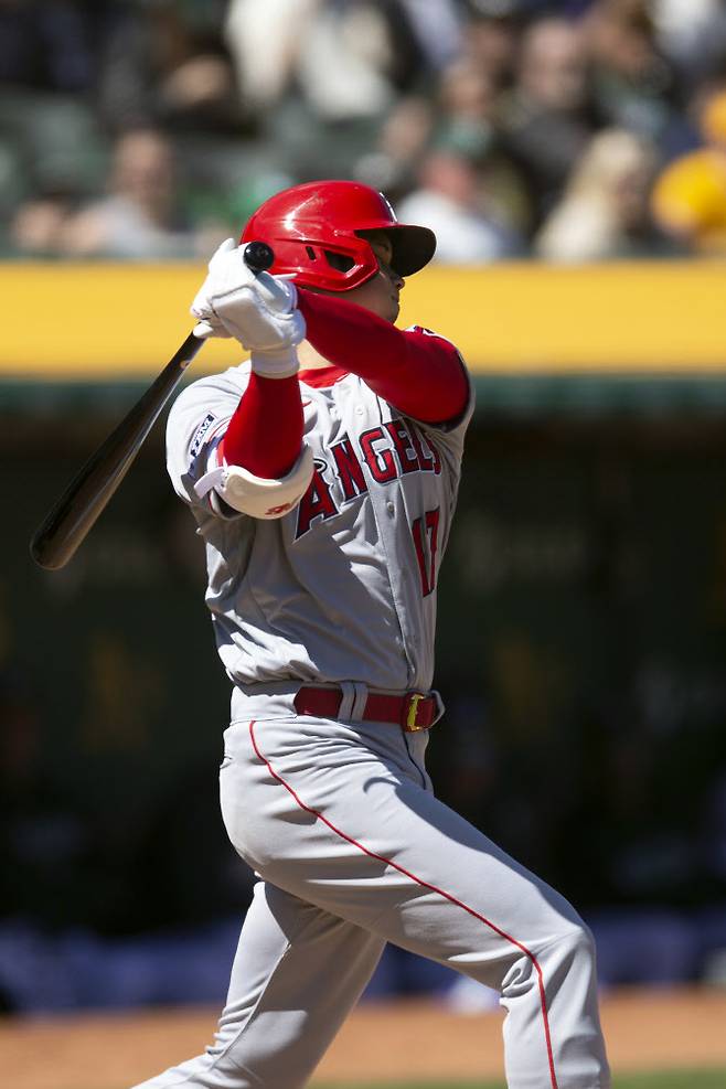 LA에인절스 오타니 쇼헤이가 2일(한국시간) 오클랜드 어슬레틱스와 미국프로야구 메이저리그 경기에서 안타를 때리고 있다. 사진=AP PHOTO