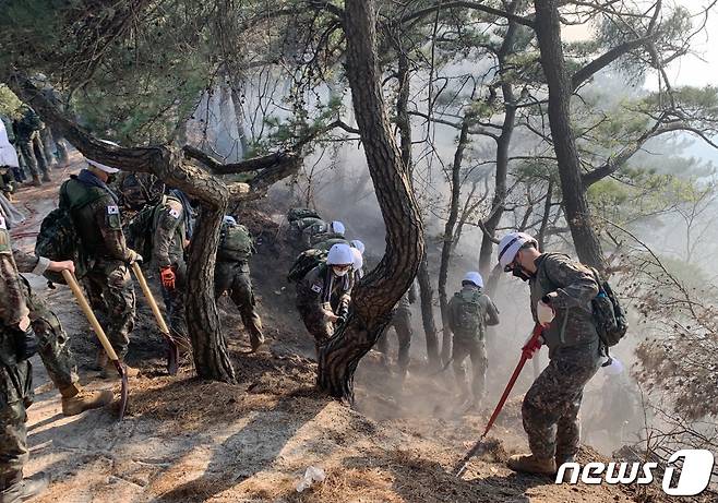 2일 오후 화재가 발생한 서울 종로구 인왕산에서 군 장병들이 진화 작업을 하고 있다.(서울시 제공)2023.4.2/뉴스1