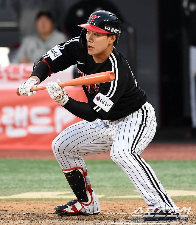 연장 11회 승부를 가른건 대타 LG 이천웅의 스퀴즈번트였다. 수원=박재만 기자 pjm@sportschosun.com