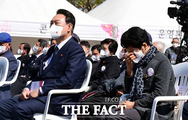 윤석열 대통령이 3일 제주에서 열리는 '4·3희생자 추념식'에 불참하기로 했다. 사진은 지난해 4월 3일 제주4.3평화공원에서 열린 제 74회 4.3희생자 추념식에 참석한 윤석열 당선인 옆에서 희생자 가족이 눈물을 흘리고 있는 모습이다. /더팩트 DB