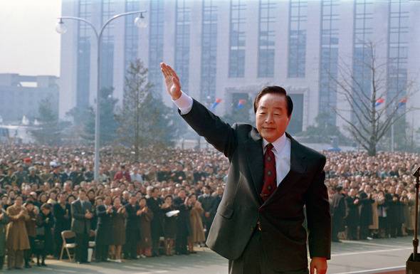 취임식을 마친후 식장을 떠나기 앞서 참관이인들을 향해 손을 흔드는 김영삼 대통령. [이미지출처=연합뉴스]