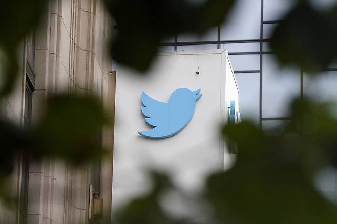 <YONHAP PHOTO-1627> FILE - A sign at Twitter headquarters is shown in San Francisco, Dec. 8, 2022. Twitter says it has removed thousands of tweets showing a poster promoting a “trans day of vengeance” protest in support of transgender rights in Washington, D.C., on Saturday, March 25, 2023. (AP Photo/Jeff Chiu, File) FILE PHOTO/2023-03-30 08:03:13/ <저작권자 ⓒ 1980-2023 ㈜연합뉴스. 무단 전재 재배포 금지.>
