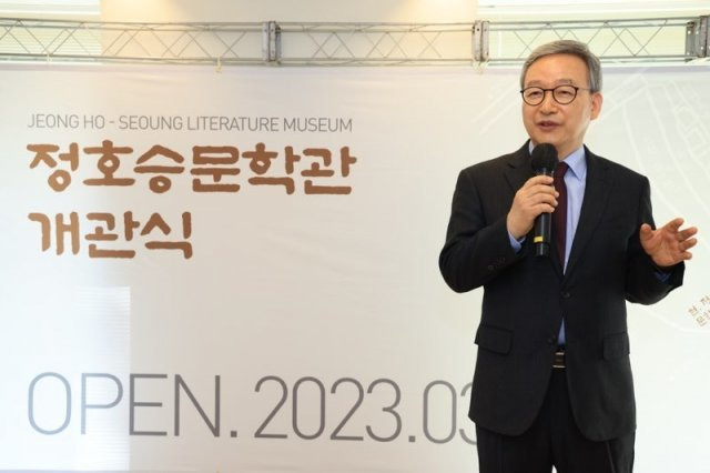 정호승 시인이 지난달 31일 대구 수성구 들안로에 문을 연 정호승 문학관 개관식에서 인사말을 하고 있다. 대구 수성구 제공