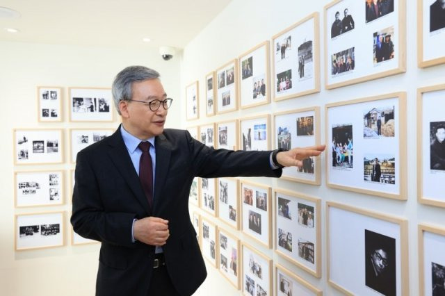 정호승 시인이 지난달 31일 열린 정호승문학관 개관식을 마친 뒤 2층 전시관에 진열된 사진에 대해 설명하는 모습. 대구 수성구 제공