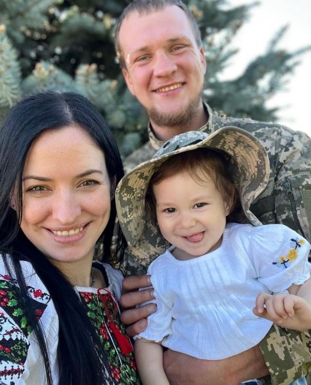 휴가중 가족과 사진을 찍은 비탈리 메리노우(32). 비탈리 메리노우 인스타그램 캡처