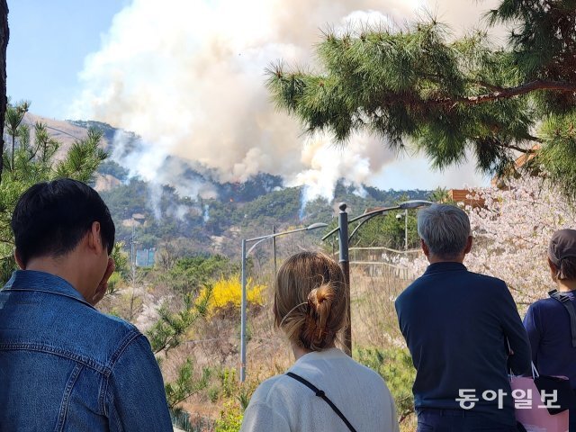 2일 오후 서울 종로구 인왕산에서 산불 화재가 발생해 화염이 번지고 있는 모습을 시민들이 보고 있다. 전영한 기자 scoopjyh@donga.com