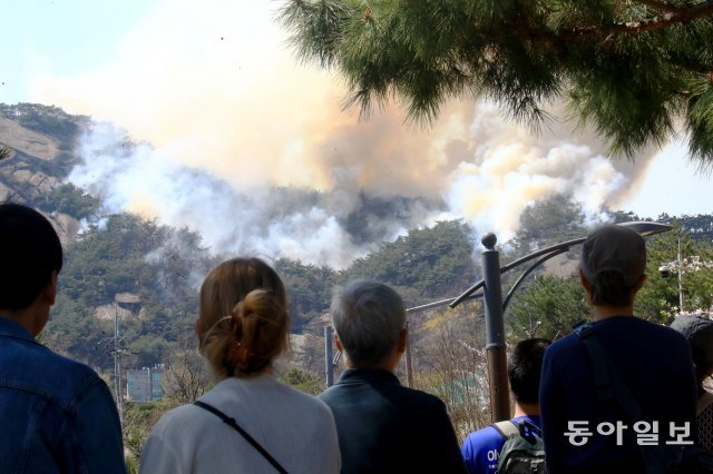 2일 서울 종로구 인왕산에서 산불로 인해 소방헬기가 투입되어 진화하고 있다. 전영한 기자 scoopjyh@donga.com