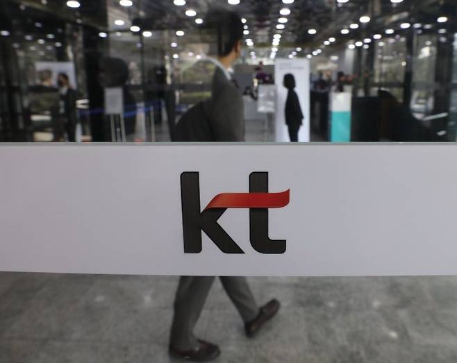 3월 31일 오전 서울 서초구 KT연구개발센터에서 열린 KT 제41기 주주총회장으로 주주들이 입장하고 있다. 뉴시스