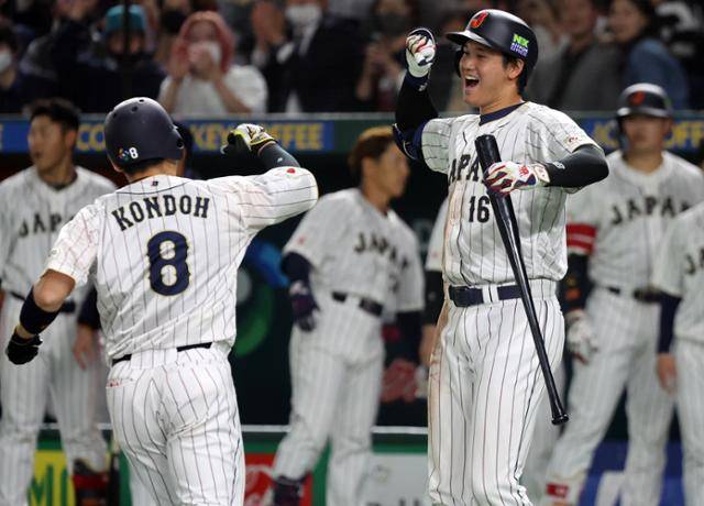 10일 오후 일본 도쿄돔에서 열린 2023 월드베이스볼클래식(WBC) B조 1라운드 대한민국과 일본의 경기, 일본 대표팀 오타니 쇼헤이가 5회말 솔로 홈런을 친 곤도 켄스케를 축하해주고 있다. 도쿄=뉴스1