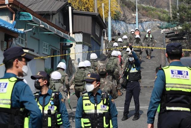 2일 오후 서울 서대문구 홍제동 개미마을 진입로를 통해 군 장병들이 인왕산 산불 현장으로 투입되고 있다. 뉴스1