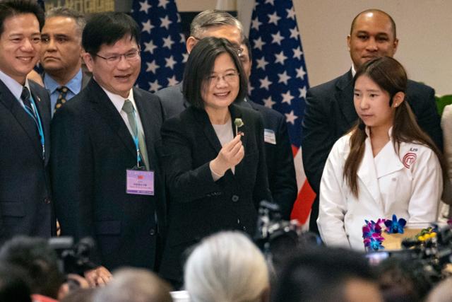 차이잉원(가운데) 대만 총통이 지난달 30일 미국 뉴욕에 있는 대만경제문화사무소에서 열린 행사에 참석해 연설하고 있다. 뉴시스