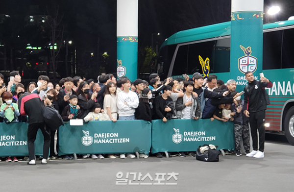 경기를 마치고 구단 버스로 향하기 전 팬들에게 사인을 해주거나(왼쪽) 사진을 찍어주고 있는(오른쪽) 대전하나 시티즌 선수들.