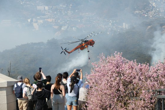 2일 오후 서울 종로구 인왕산에서 산불이 발생, 등산객들이 화재 현장을 바라보고 있다. 연합뉴스