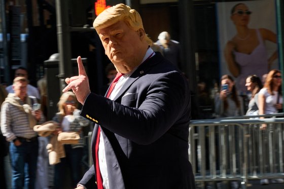 지난 1일(현지시간) 미국 뉴욕의 트럼프타워 인근에서 거리공연가 닐 그린필드가 도널드 트럼프 전 미국 대통령 가면을 쓰고 포즈를 취하고 있다. 로이터=연합뉴스