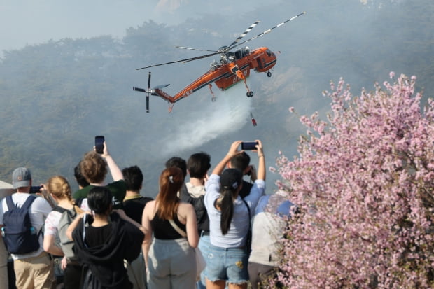 2일 오후 산불이 발생한 서울 종로구 인왕산에서 등산객들이 산불 진화작업을 지켜보고 있다. /사진=연합뉴스
