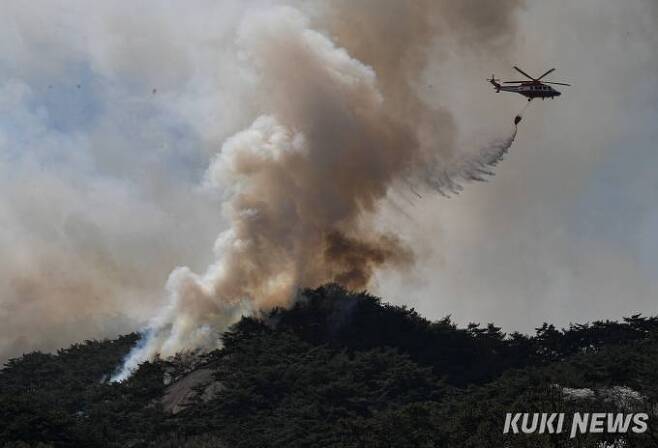 2일 서울 종로구 인왕산 가차바위 인근에서 화재가 발생한 가운데 소방헬기가 진화 작업에 나서고 있다.   사진=박효상 기자