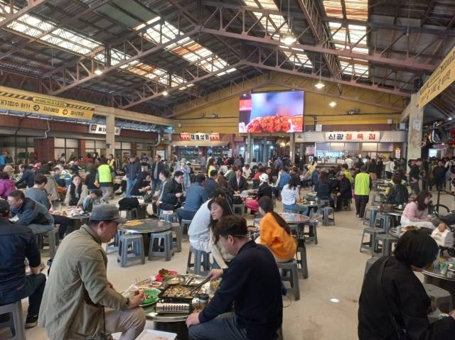 한 달여간 재정비를 마치고 지난 1일 재개장한 예산시장에 많은 방문객이 찾아와 다양한 음식을 맛보고 있다. 예산군 제공