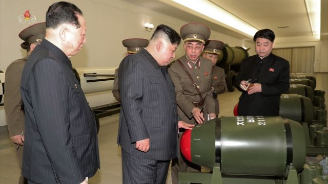 북한 김정은 국무위원장이 핵무기병기화사업을 지도하고 핵반격작전계획과 명령서를 검토했다고 조선중앙TV가 28일 보도했다. 조선중앙TV 캡처.