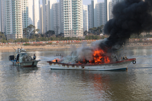 2일 오후 3시 41분께 인천 남동구 소래포구 인근 해상을 지나던 어선에서 불이 났다. 인천소방본부 제공