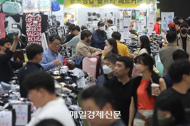 2023 골프 엑스포 마지막 날인 2일 관람객들이 전시장을 둘러보고 있다. 3월30일부터
4월 2일까지 4일간 서울 삼성동 코엑스에서 열린  ‘2023 매경골프엑스포’ 에는 골프장비, 골프웨어, 골프용품, 시설 및 기자재 등 많은 업체가 행사에 참가했다.
2023.04.02[이충우기자]