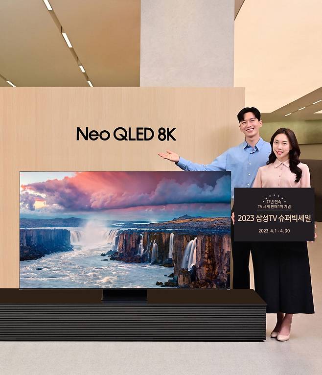 삼성전자가 '17년 연속 TV 세계 판매 1위'를 기념해 '2023 삼성 TV 슈퍼 빅세일'을 진행한다고 2일 밝혔다. 대상 제품은 네오(Neo) QLED 신상품으로, 구매 시 다양한 혜택을 제공한다. 사진은 삼성전자 모델이 서울 삼성스토어 대치점에서 빅세일 제품을 소개하는 모습. 삼성전자