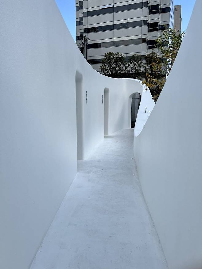 공중화장실 '우츠와'의 주 출입구에서 내부에 들어선 모습. [후지모토 소우 인스타그램, 송영대 트위터]