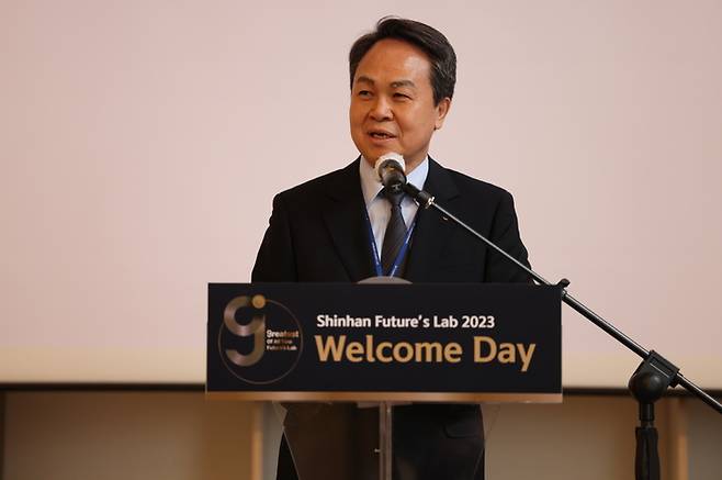 지난달 31일 서울 중구 커뮤니티하우스에서 열린 신한 퓨처스랩 웰컴데이에서 진옥동 신한금융 회장이 환영인사를 하고 있다.(사진=신한금융그룹 제공) *재판매 및 DB 금지