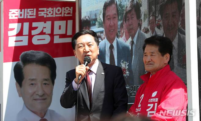 [전주=뉴시스] 김얼 기자 = 김기현 국민의힘 당대표가 2일 전북 전주시 서부시장에서 전주을 국회의원 재선거에 출마한 국민의힘 김경민 후보 지원 유세에 나서 유권자들에게 인사하고 있다. 2023.04.02. pmkeul@nwsis.com