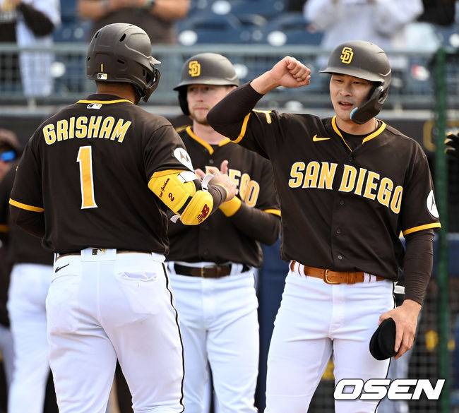 [OSEN=피오리아(미국 애리조나주), 지형준 기자]샌디에이고 김하성(오른쪽)이 홈런을 친 트렌트 그리샴을 환영하고 있다. 2023.02.27 /jpnews@osen.co.kr