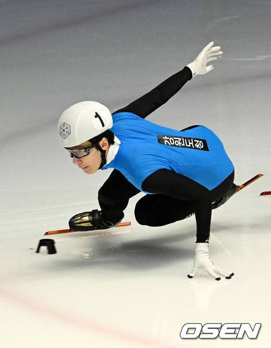 [OSEN=태릉, 지형준 기자] 4일&nbsp;서울 태릉실내빙상장에서 2022-23시즌 쇼트트랙 국가대표 1차 선발대회가 열렸다.남자 500m 예선에서 황대헌(강원도청)이 역주하고 있다. 2022.05.04 /jpnews@osen.co.kr