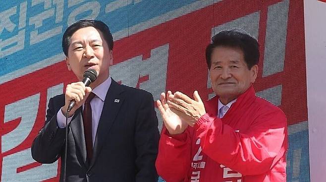 국민의힘 김기현 대표가 2일 전북 전주시 서부시장에서 전주을 국회의원 재선거 출마한 김경민 후보를 지지해 줄 것을 호소하고 있다 (사진=연합뉴스)
