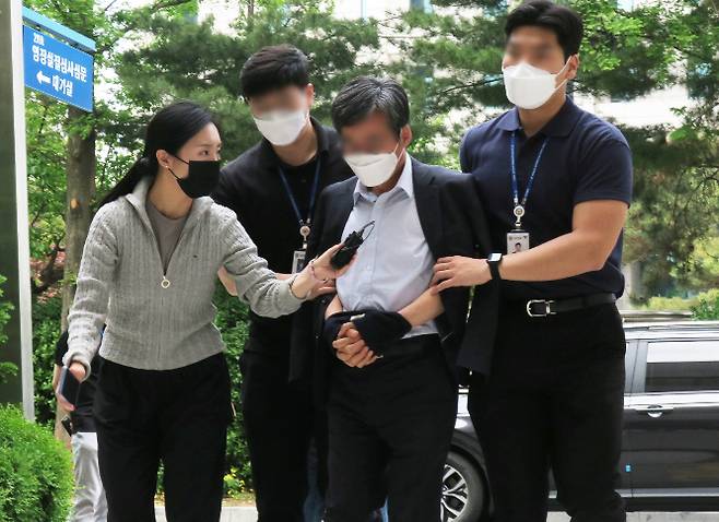 지난해 5월22일 오후 인천 계양을 국회의원 보궐선거에 출마한 이재명 더불어민주당 후보에게 철제그릇을 던진 60대 남성이 구속 전 피의자 심문(영장실질심사)을 받기 위해 인천지방법원을 들어서는 모습. 인천=뉴스1