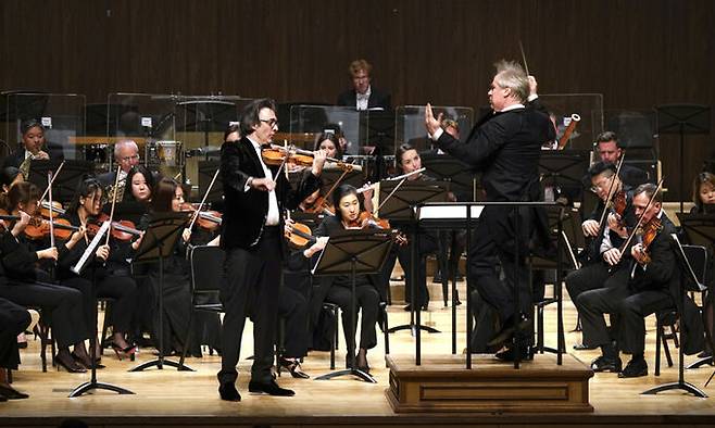 지난 3월 31일 통영국제음악제 개막공연에서 바이올린 거장 레오니다스 카바코스(왼쪽)가 데이비드 로버트슨이 지휘하는 통영페스티벌오케스트라와 협연하는 모습. 통영국제음악재단 제공