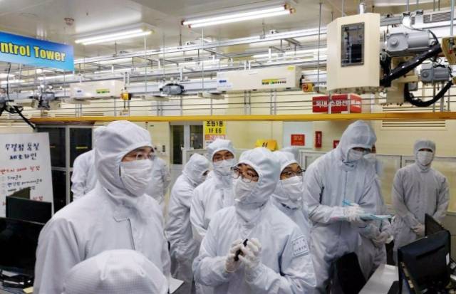 이재용 삼성전자 회장이 충남 온양사업장을 찾아 반도체 패키징 라인을 살펴보고 있다./사진제공=삼성전자