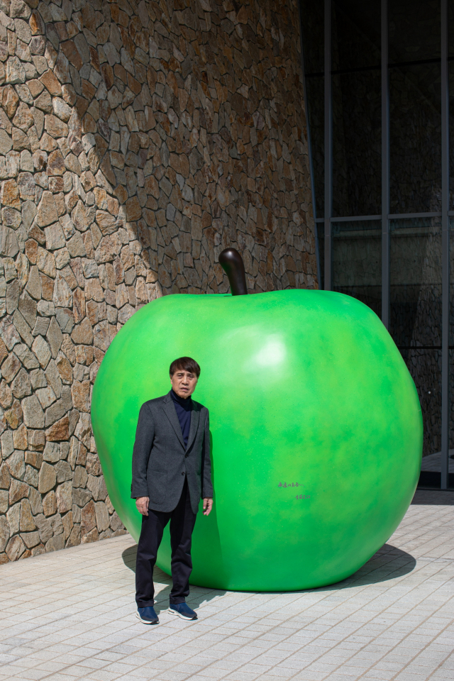 안도 다다오가 자신의 ‘푸른 사과’와 기념 촬영 중이다. 사진 제공=뮤지엄산