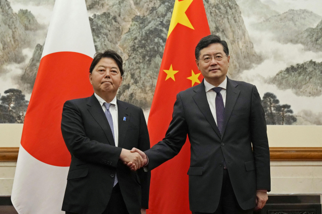 하야시 요시마사 일본 외무상(왼쪽)과 친강 중국 외교부장 겸 국무위원(오른쪽)이 2일 중국 베이징 댜오위타이 국빈관에서 악수하고 있다. 일본 외무상이 중국을 방문한 것은 2019년 12월 이후 3년여 만이다.로이터연합뉴스