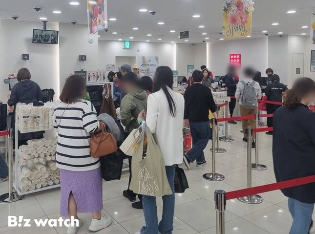 시즌 상품과 계산대가 있는 명동 다이소 1층이 사람들로 북적이고 있다.&nbsp;/ 사진=한전진 기자 noretreat@