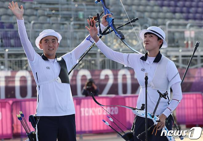 2023년도 대한민국 양궁대표팀 최종 선발을 노리는 안산(오른쪽)과 김제덕/뉴스1 ⓒ News1 송원영 기자