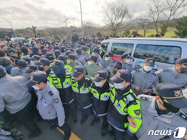 제75주년 제주4·3 희생자 추념일인 3일 오전 제주시 봉개동 제주4·3평화공원 앞에서 경찰이 시위에 나선 서북청년단 구국결사대 관계자들을 에워싸고 있다. (제주도사진기자회)2023.4.3/뉴스1