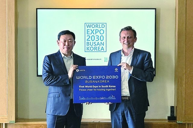 Lotte Group Chairman Shin Dong-bin met with the chairman of German retail company REWE in June last year and asked for his support for the World Expo 2030 Busan.  Photo by Lotte Group