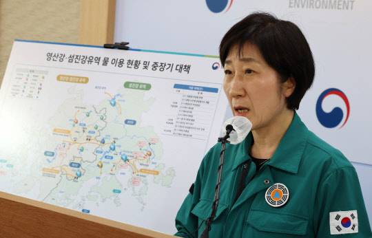 한화진 환경부 장관이 4월 3일 오후 세종시 정부세종청사에서 광주·전남 지역의 심각한 가뭄과 관련해 물 공급체계 조정, 대체 수자원 개발로 하루 61만톤 용수 추가 확보 등 중장기 가뭄대책을 발표하고 있다. <연합뉴스>