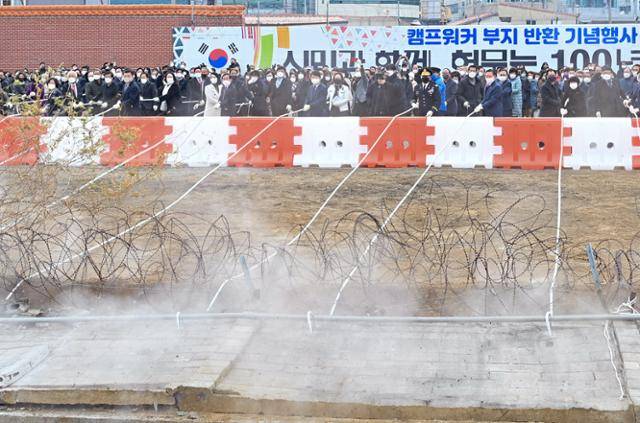 조재구 대구 남구청장이 2021년 12월10일 남구 캠프워커 미군담장허물기 기념행사에서 내빈들과 함께 담장을 허물고 있다. 남구청 제공.