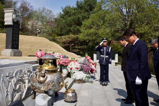 최정우(오른쪽) 포스코그룹 회장이 3일 서울 동작동 국립서울현충원을 찾아 고 박정희 전 대통령 묘소를 참배하고 있다. 포스코 제공