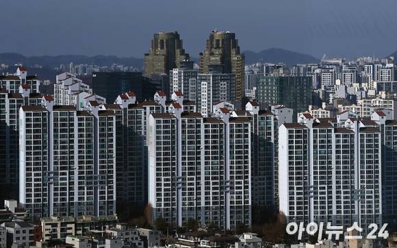 서울 용산 드래곤시티 호텔에서 바라본 아파트 전경. [사진=김성진 기자]