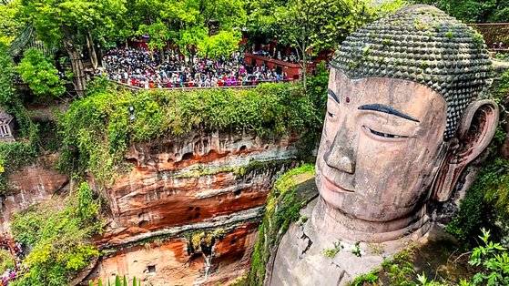 중국 쓰촨성 러산시에 있는 세계 최대 석조 불상인 '러산대불'이 최근 경매에 나왔다. 유네스코 세계유산인 문화재 러산대불도 지방 정부의 재정난 앞에선 매각 대상물일 뿐이다. 셔터스톡
