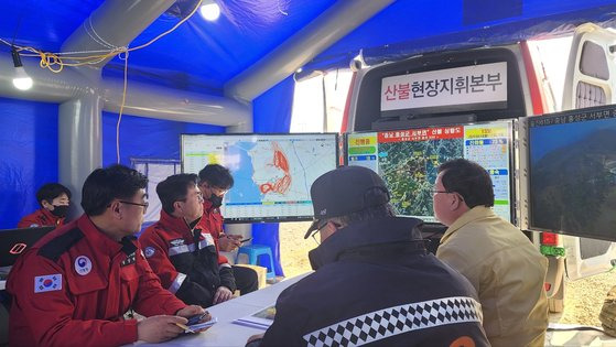 3일 오전 충남 홍성군 서부면 능동마을회관 앞에 마련된 산불현장지휘본부에서 김태흠 충남지사를 비롯한 관계자들이 대책을 논의하고 있다. 신진호 기자