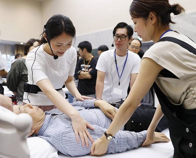 일본에서 간병 이직이 늘자 가족의 스트레스를 줄이기 위해 열린 강습 장면. [연합뉴스]