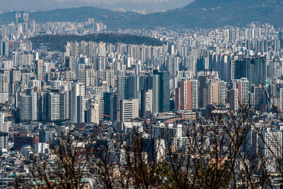 부동산 플랫폼 '직방'이 조사한 결과 4월 전국에서는 지난해에 비해 87%(1만2783가구) 증가한 2만7399가구가 분양을 앞두고 있다. 이 가운데 일반분양은 1만9495가구로 전년 동기 대비  57%(7070가구) 늘 전망이다. 이는 지난달로 예정됐던 분양권 전매제한 완화가 이달로 연기된 영향에 따른 것이다./사진=뉴시스